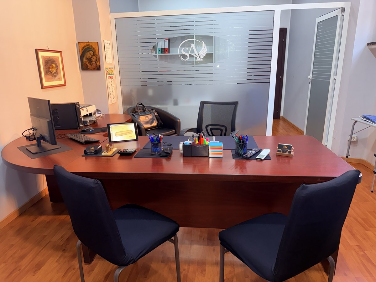 La sala della sede di Via di Portonaccio 110 in cui accogliamo le famiglie, con la vetrata e il logo Sant'Andrea